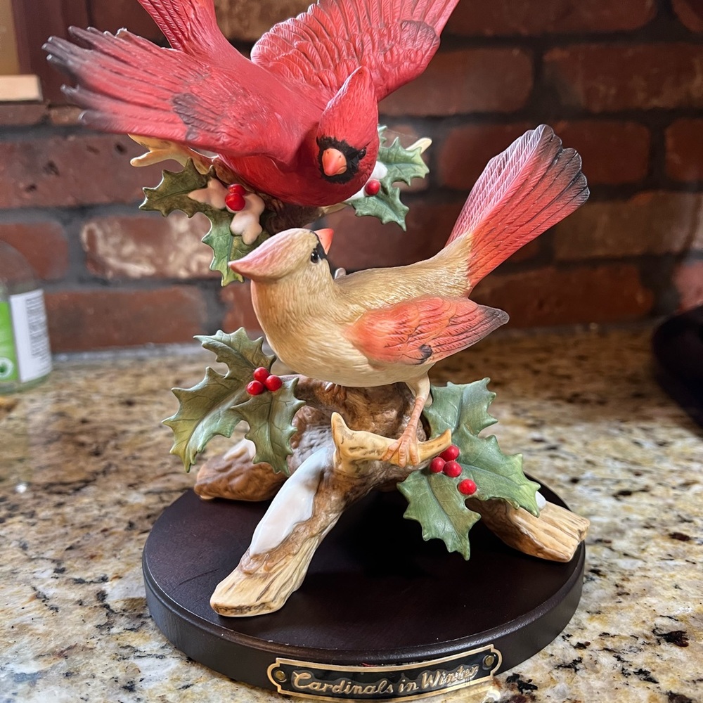 HOMCO 1995 Beautiful Classic Porcelain Cardinals in Winter and Holly Figurine